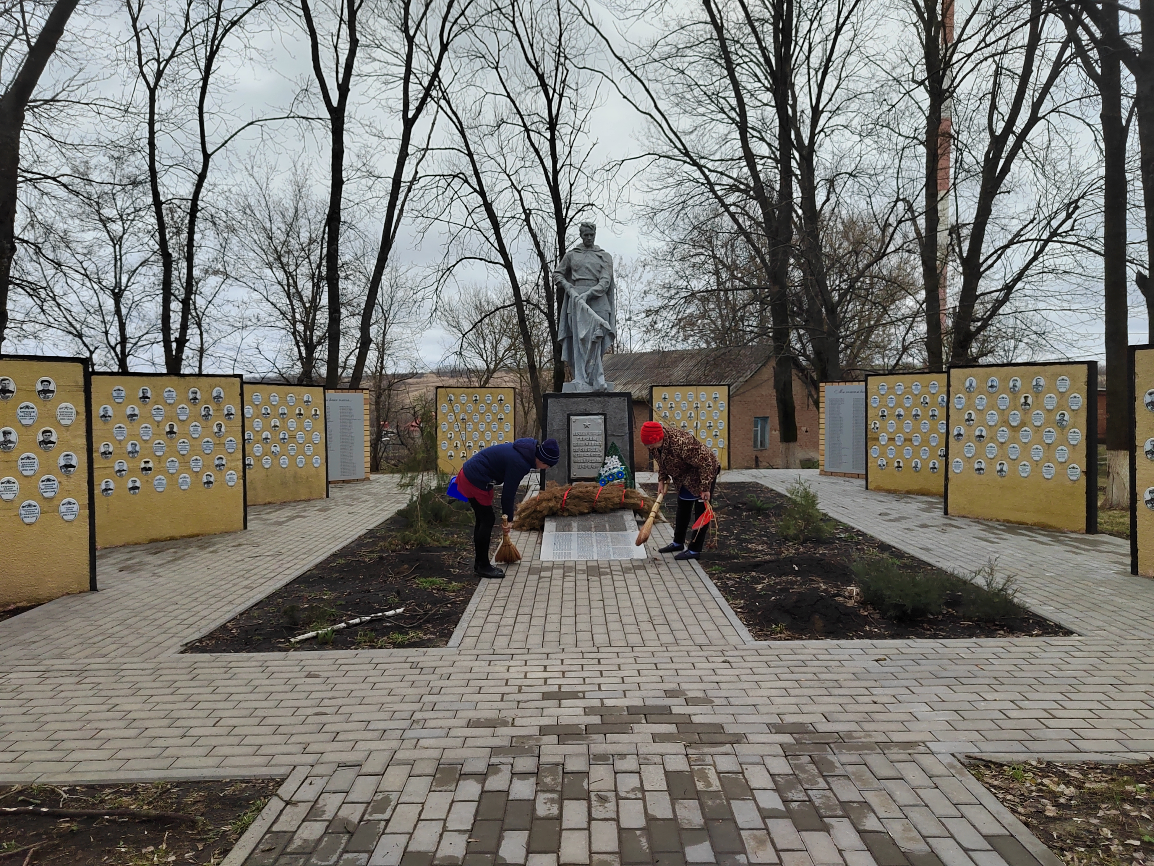 Уборка Братской могилы советских воинов, погибших в боях с фашистскими захватчиками в 1943 году..